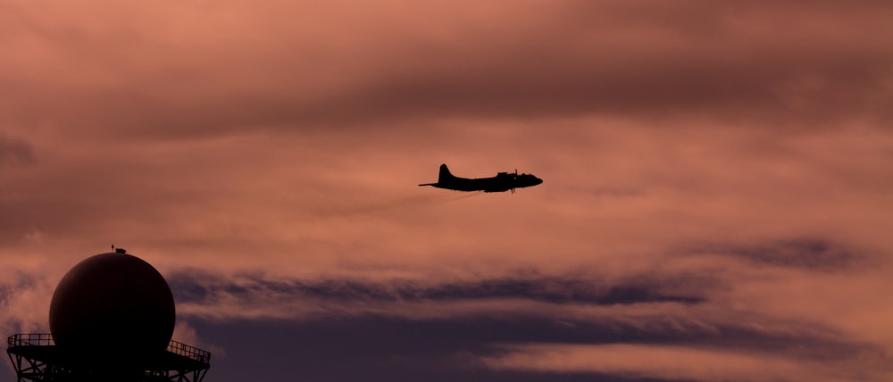 avião preto voando no céu durante o dia