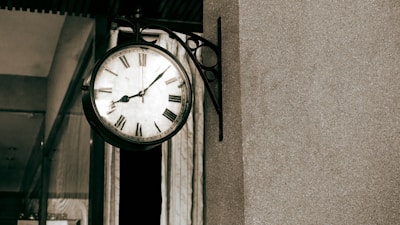 black round analog wall clock at 10 00
