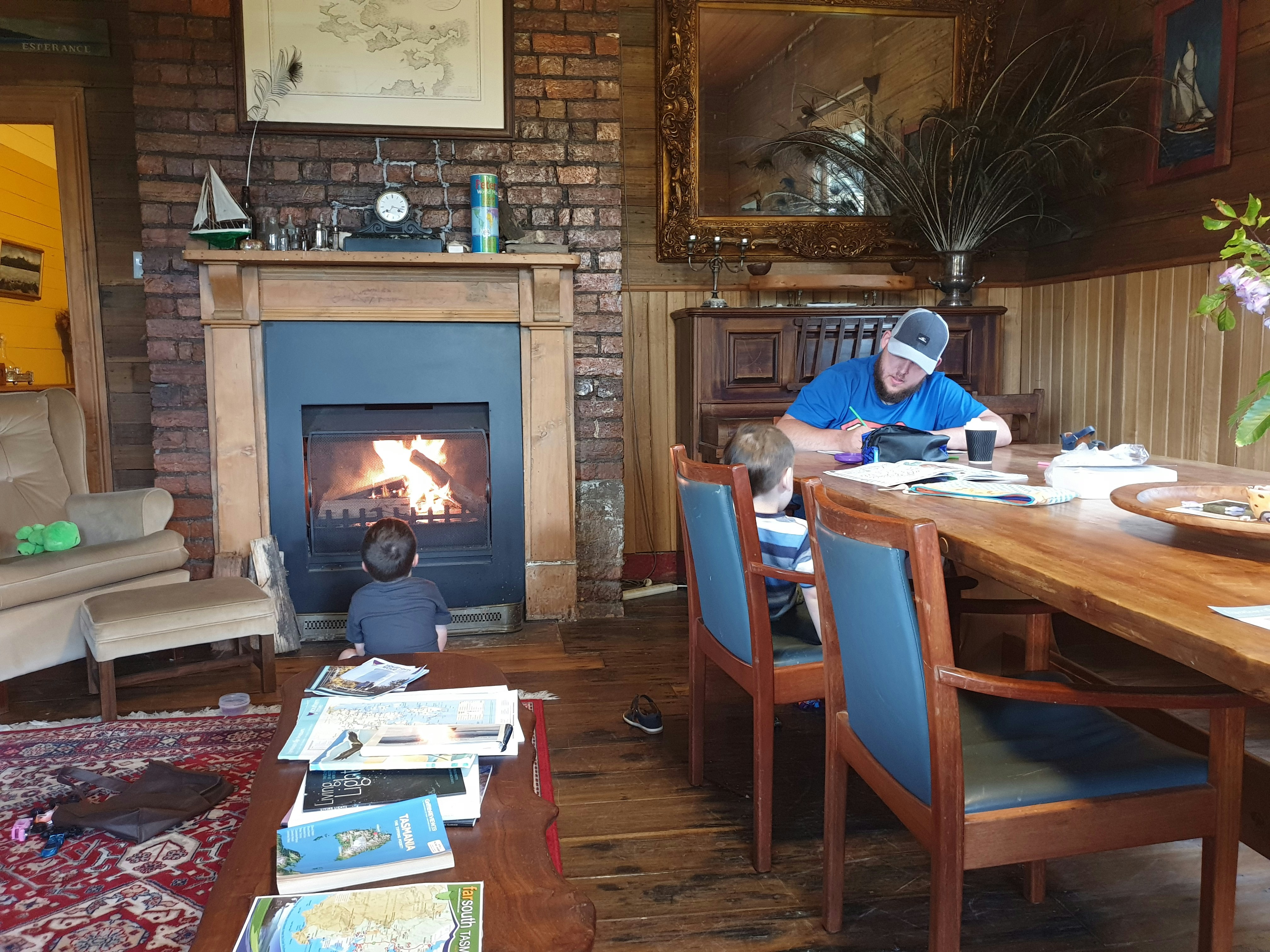 Gezellige familie kijkt samen naar entertainment op TV