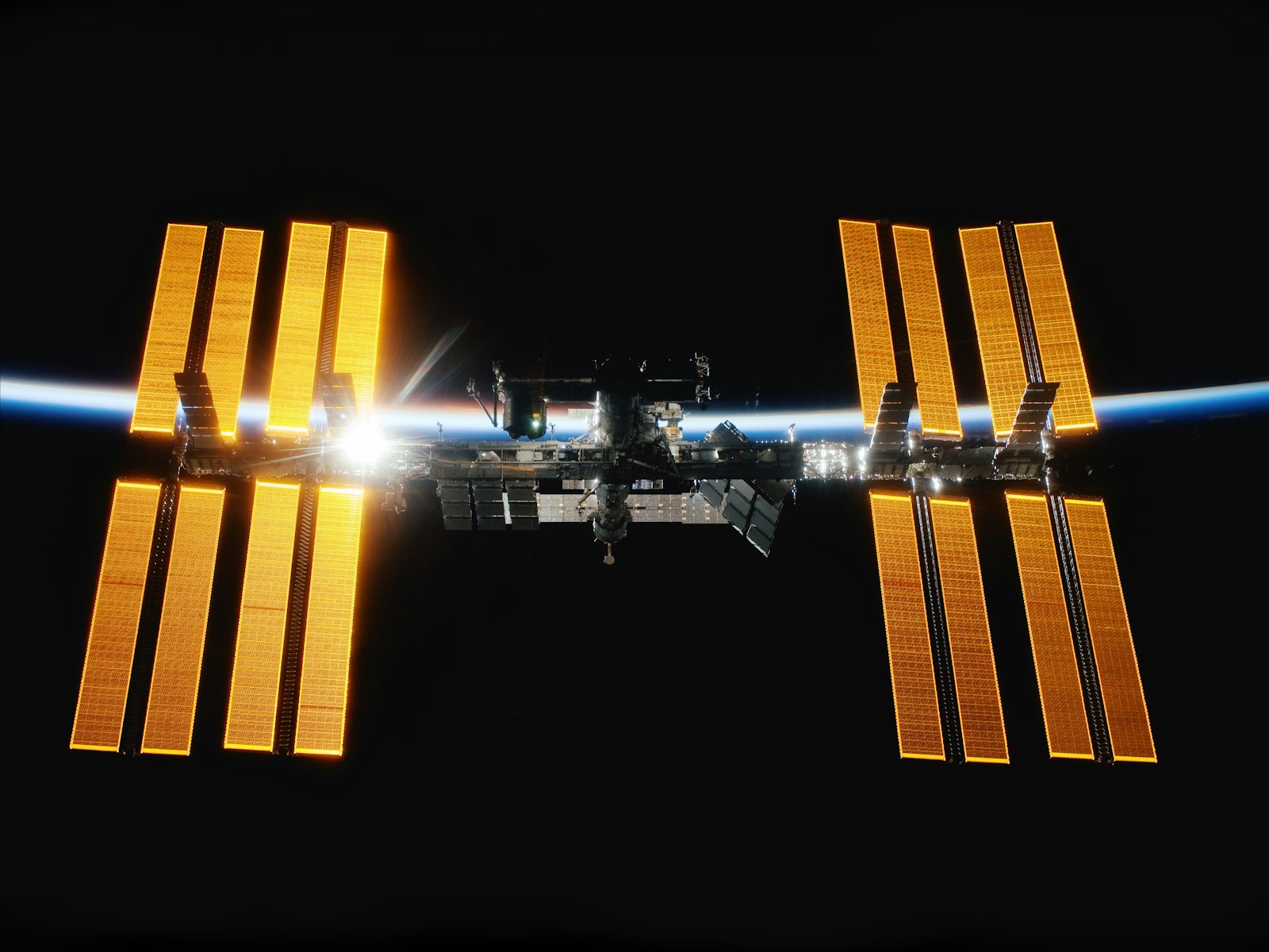 ស្ថានីយអវកាសអន្តរជាតិ (ISS) កំពុងវិលជុំវិញផែនដី ដោយមើលឃើញផ្ទៃពពក និងជើងមេឃខៀវនៅផ្ទៃខាងក្រោយ
