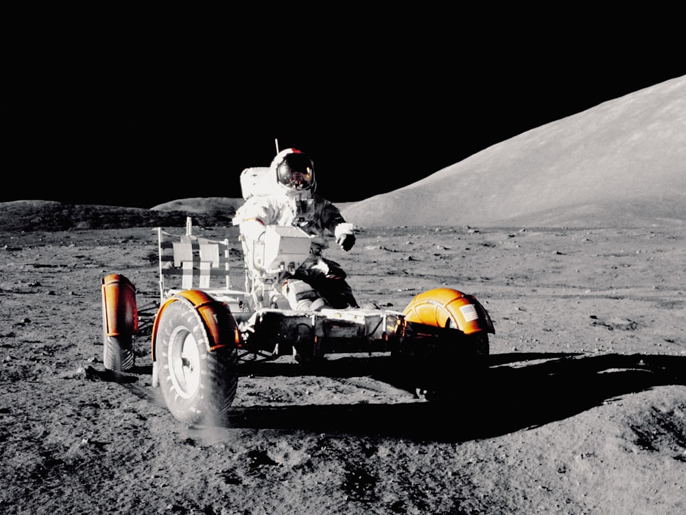 Astronauta su rover lunare
