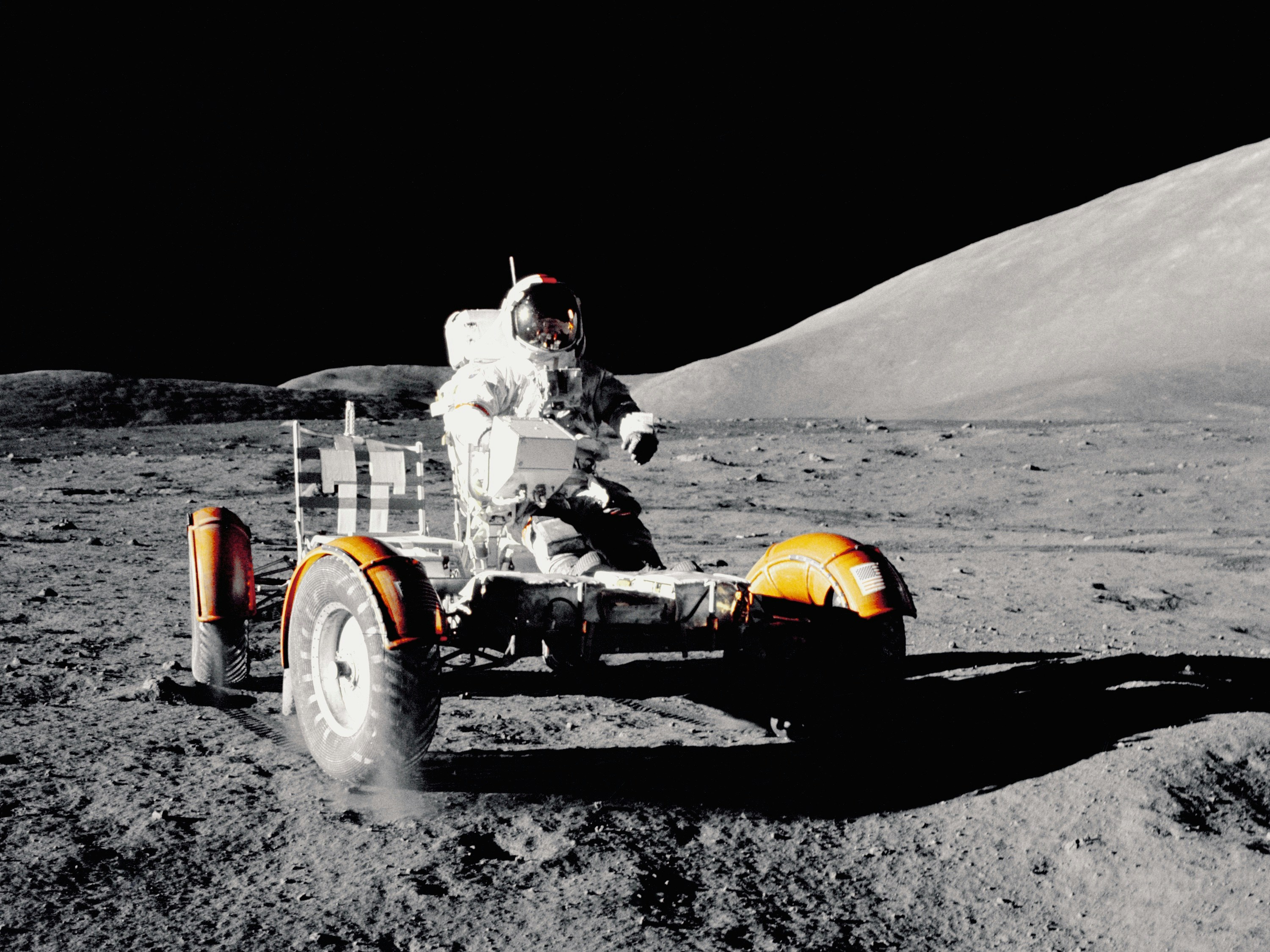 lunar terrain vehicle high gain communication antenna