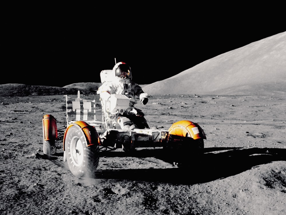 Astronauta en un rover lunar