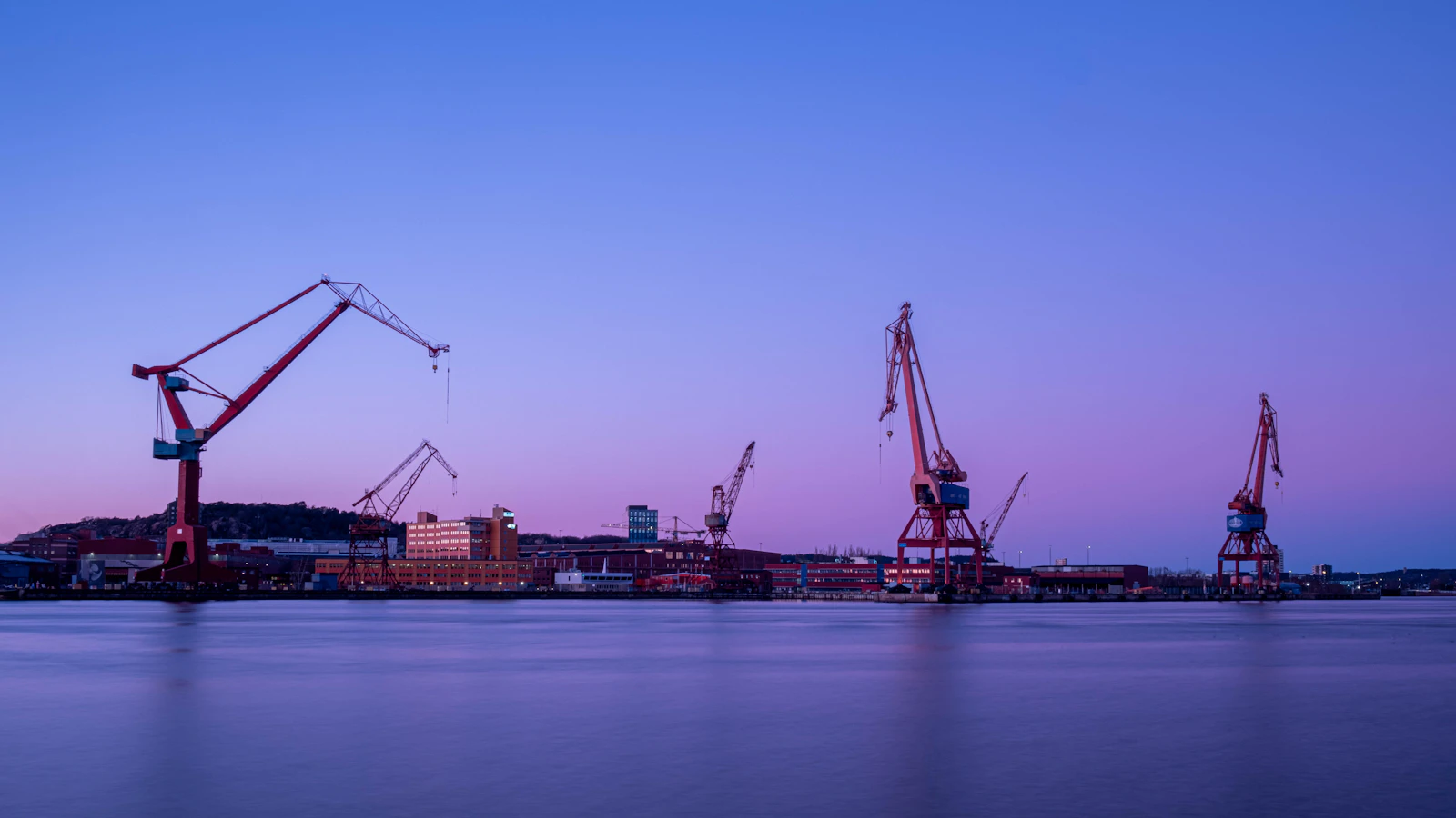 Göteborgs hamn — kran vid vattnet