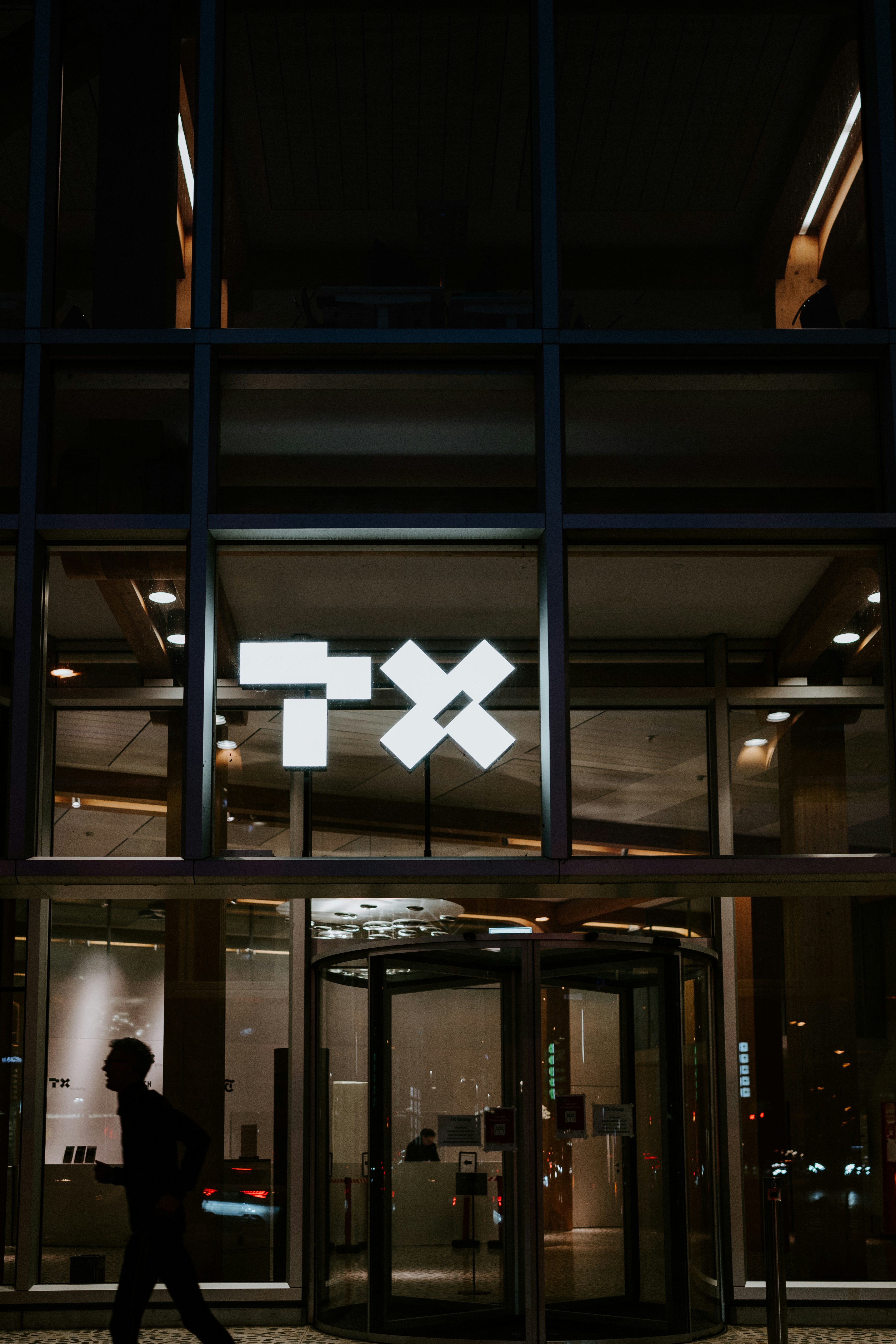 TD Cowen Maintains Buy on Equinix, Raises Price Target to $995