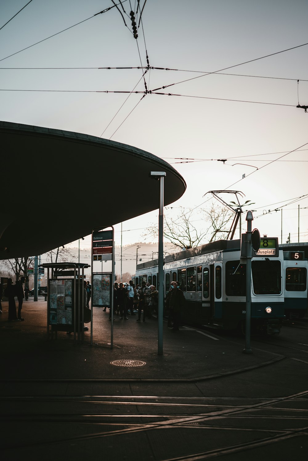 Train blanc et noir sur la gare pendant la journée