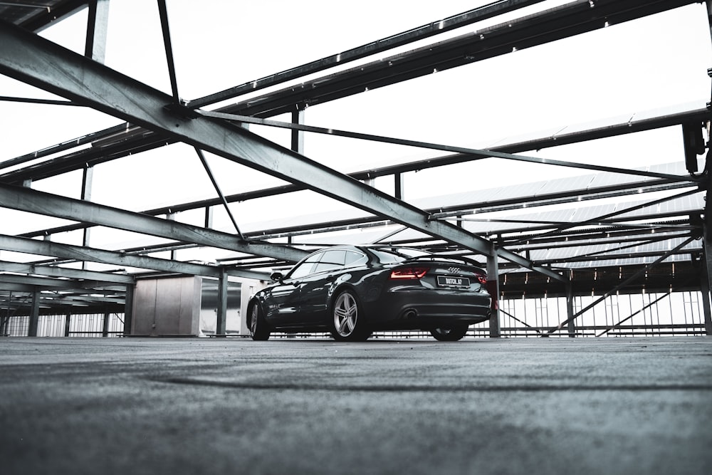 voiture noire sur un parking