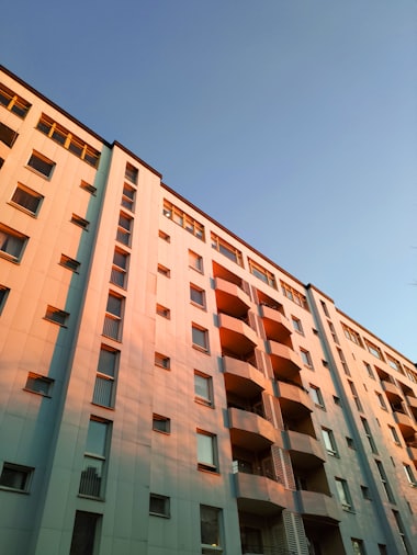 Balkonlu apartman cephesi