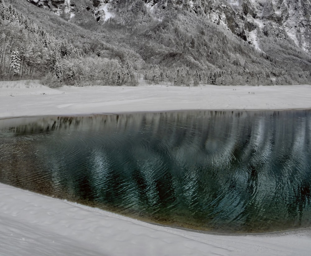 Plan d’eau près de la montagne pendant la journée