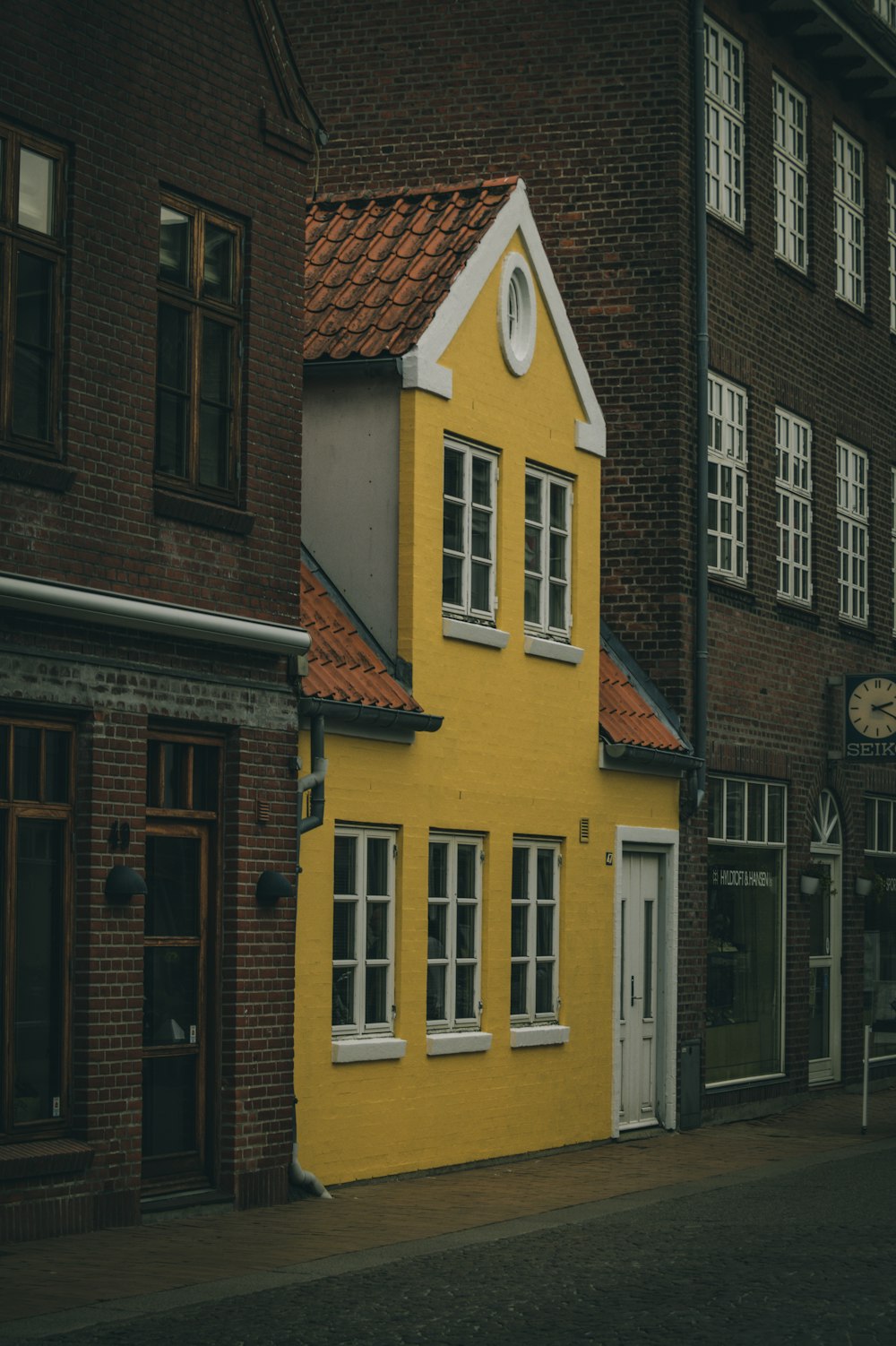 Braunes und gelbes Betonhaus