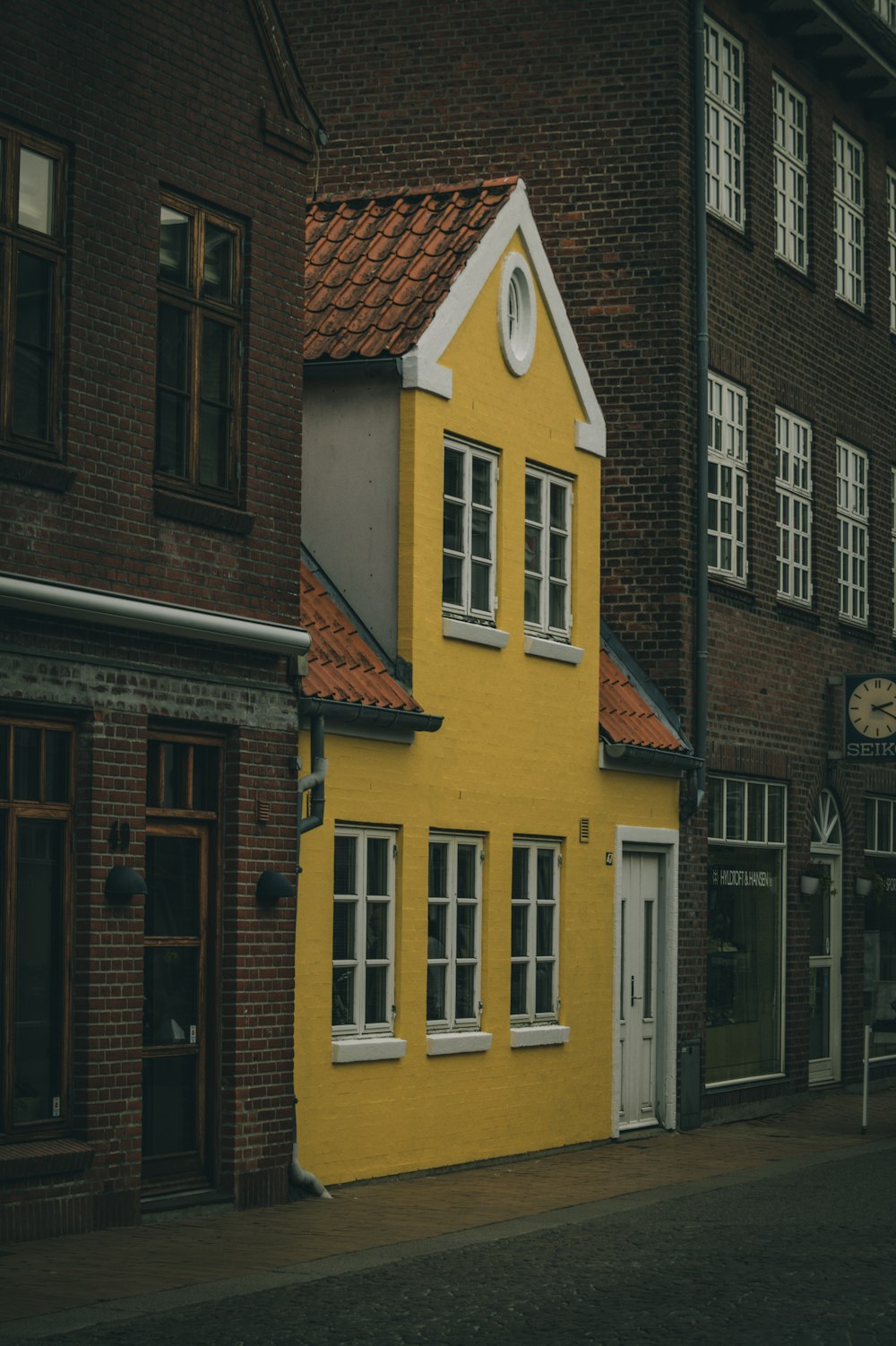 brown and yellow concrete house