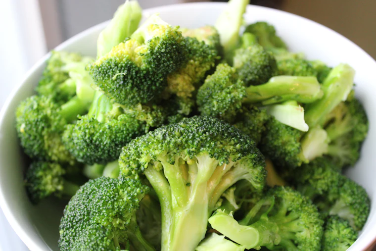 Brócoli en un plato blanco