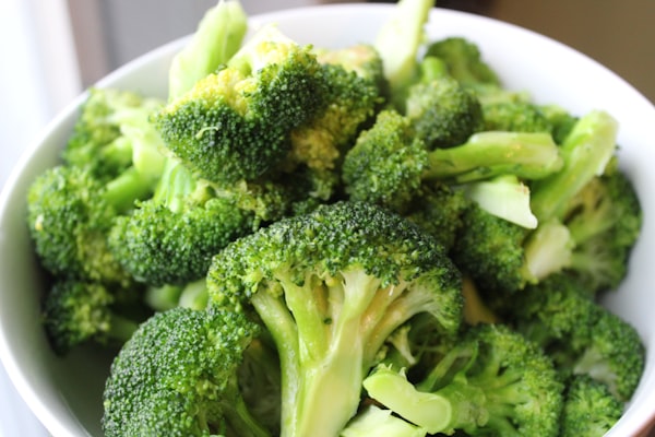 Gestoomde broccoli met hardgekookt ei — receptfoto