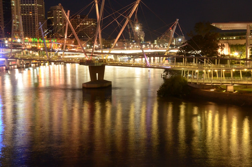 夜間の川に架かる橋