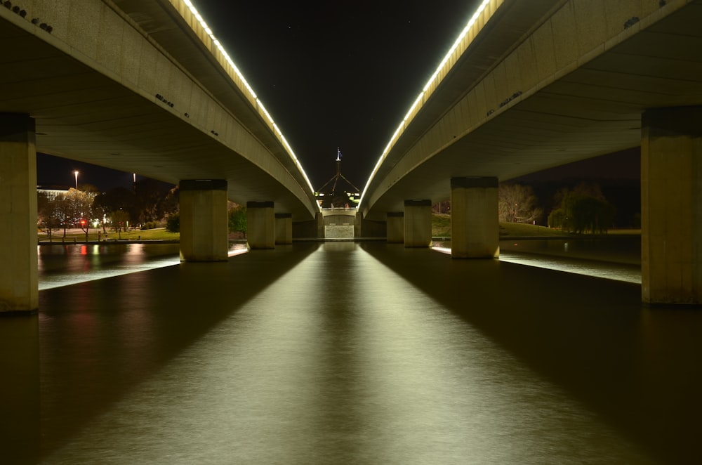 ponte in cemento grigio sul fiume durante il giorno