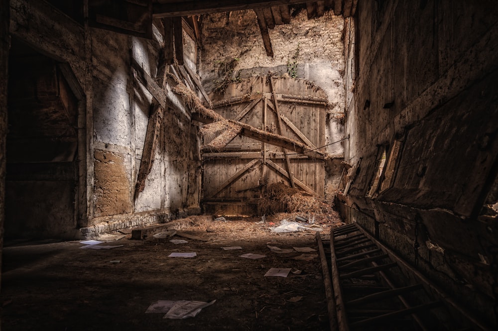 Porte en bois brun sur mur de béton gris