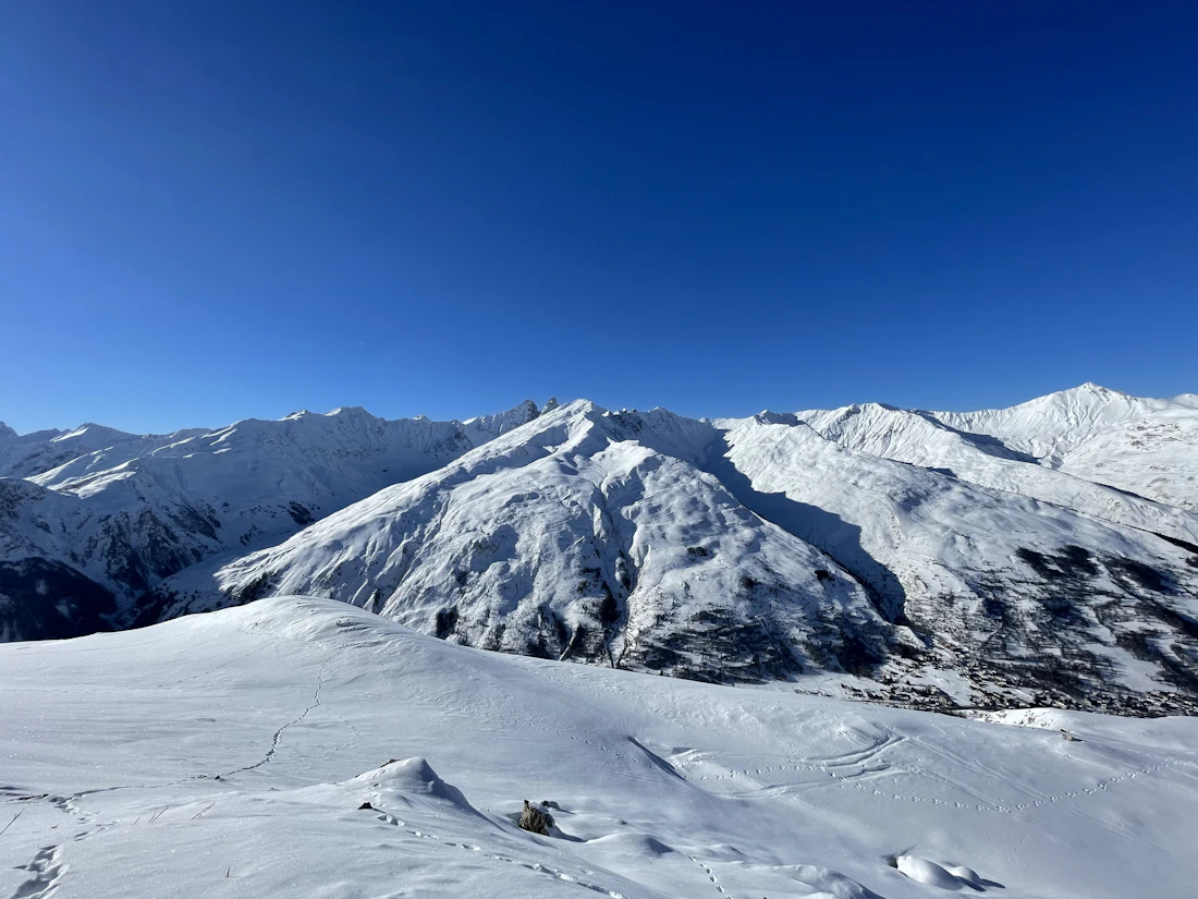 Besneeuwde bergen onder een blauwe lucht bij Valloire
