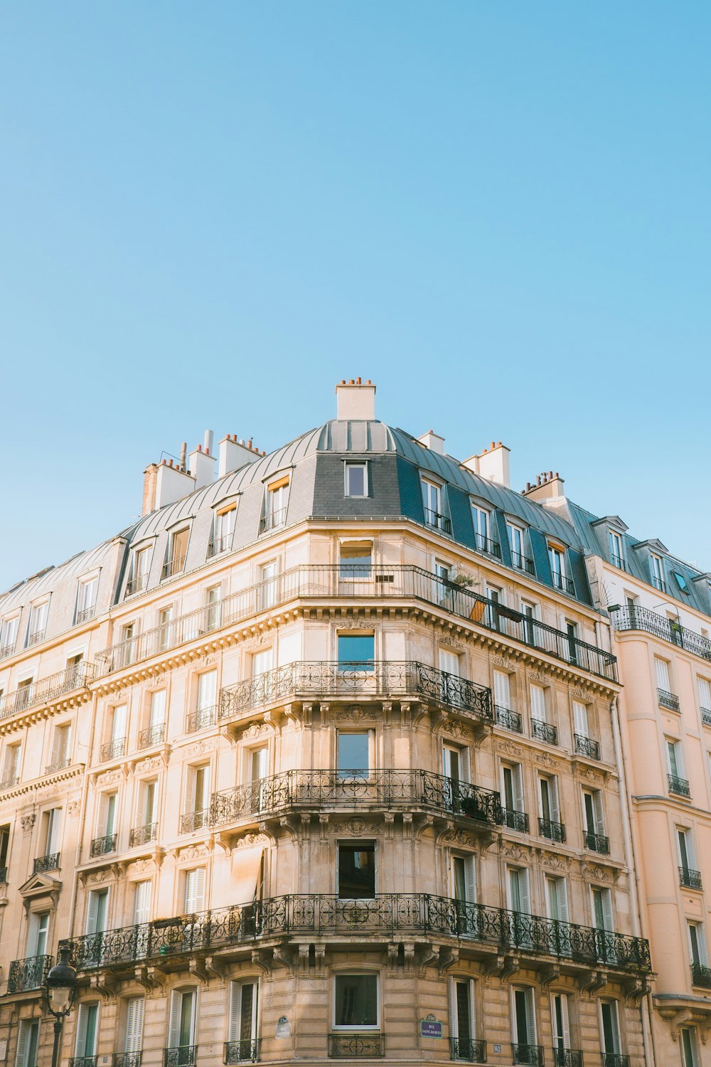 Edificio de hormigón beige bajo el cielo azul durante el día