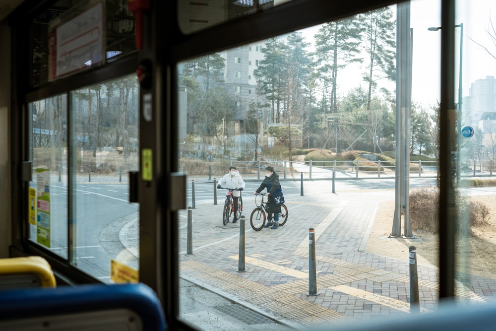 昼間、歩道に停車している黒い自転車