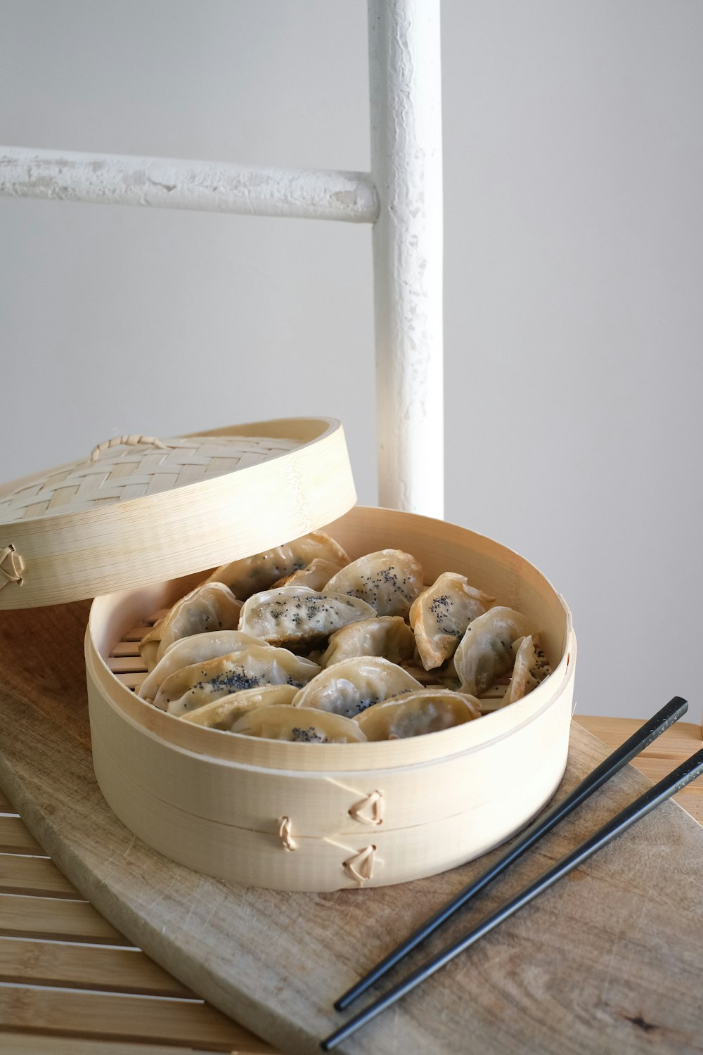 brown and white round fruit in white round ceramic bowl