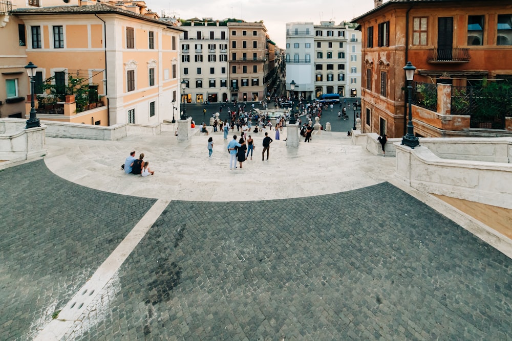 persone che camminano per strada durante il giorno