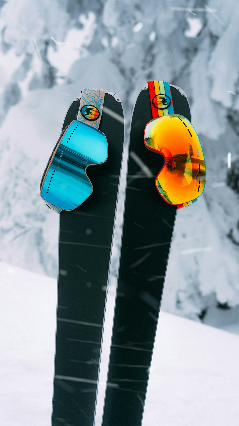 twee ski's met daarop gekleurde skibrilen