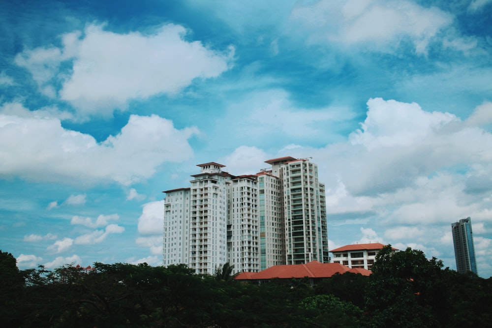 Weiß-braunes Betongebäude unter blauem Himmel tagsüber