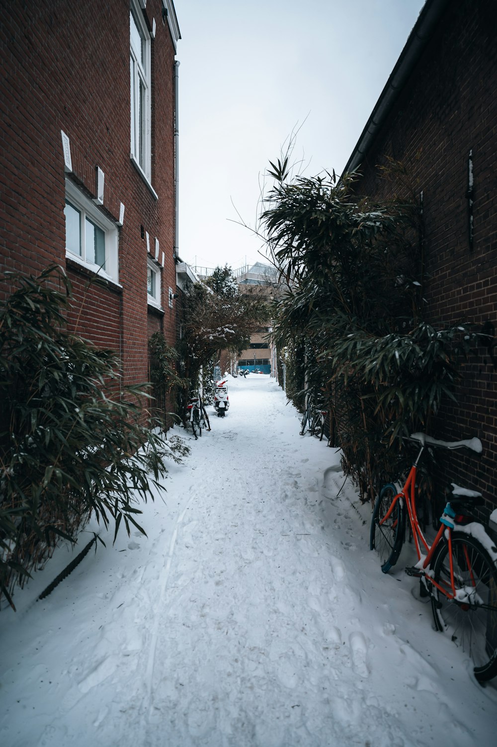 Rotes Backsteingebäude mit Schnee bedeckt