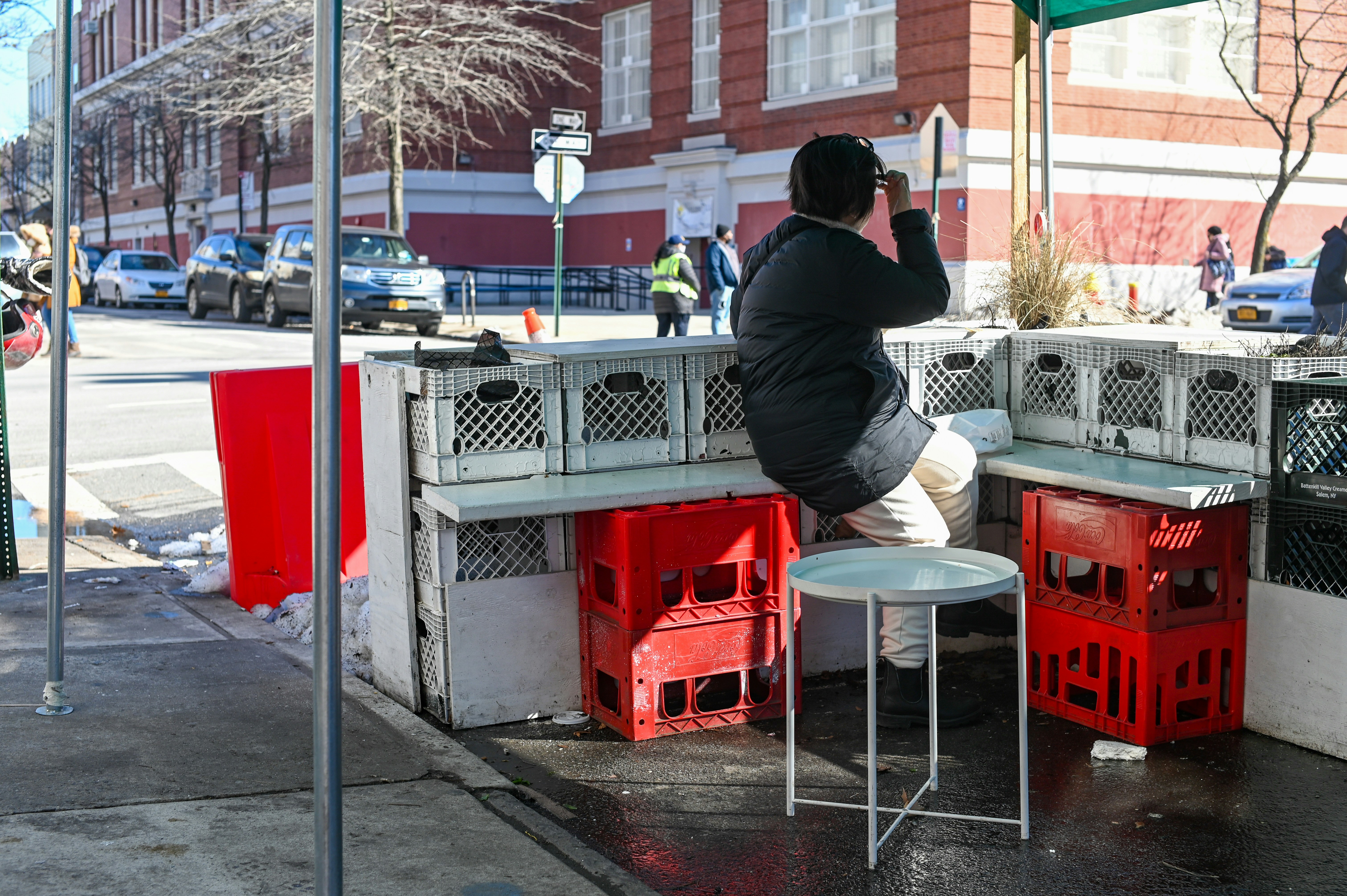 빨간 플라스틱 좌석에 앉아 검은 재킷을 입은 남자