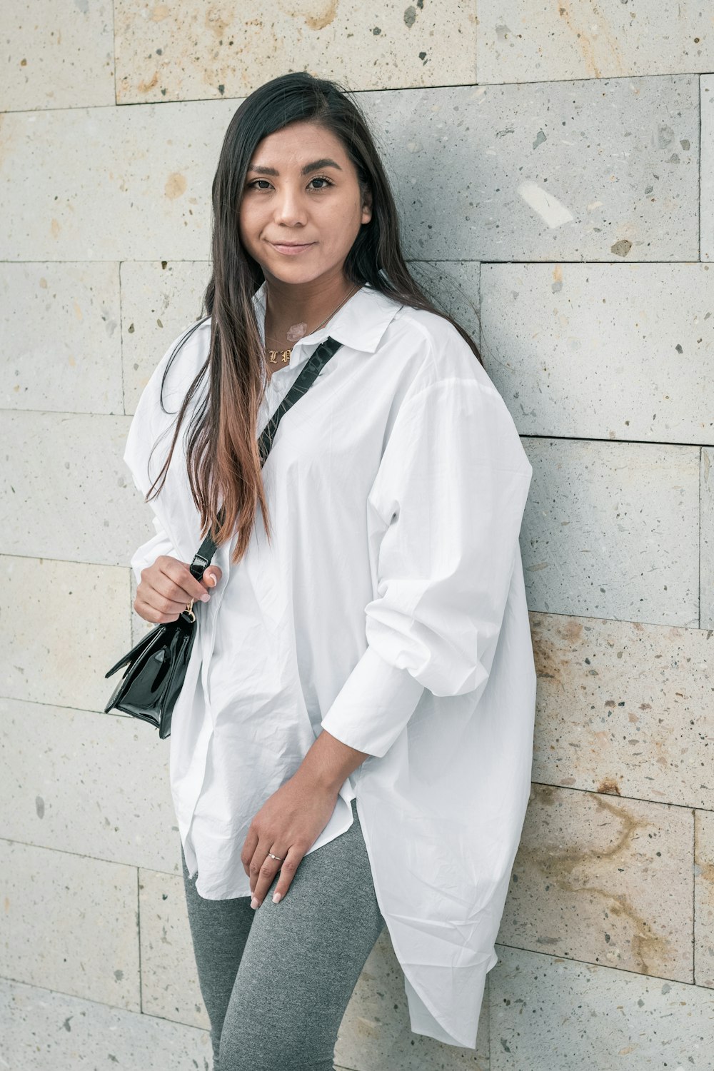 Femme en chemise blanche à manches longues