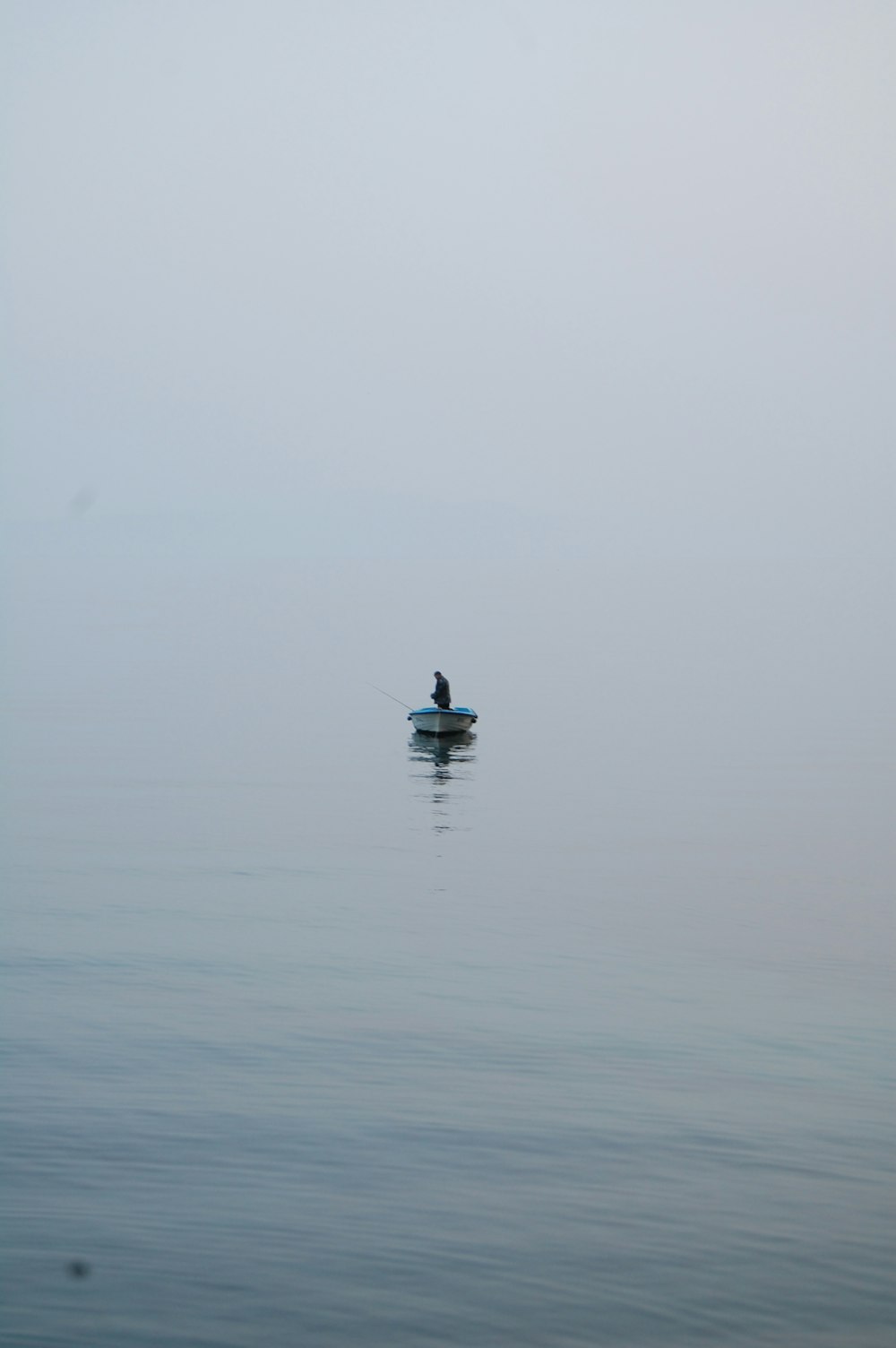 Person im Boot auf dem Gewässer während des Tages