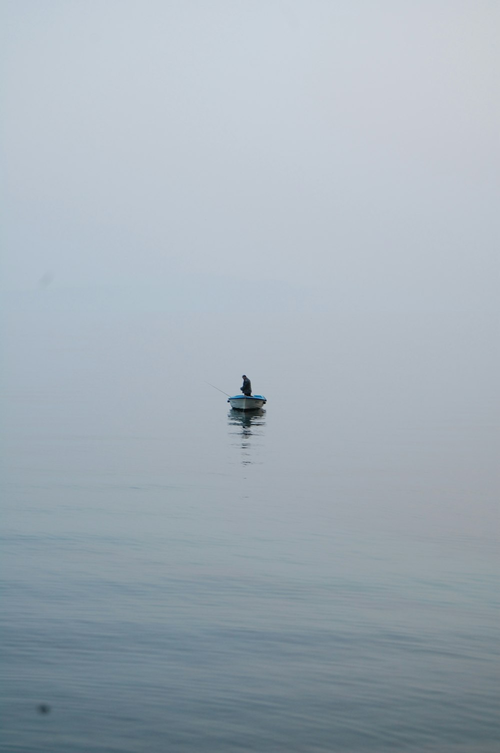 personne dans une embarcation sur un plan d’eau pendant la journée