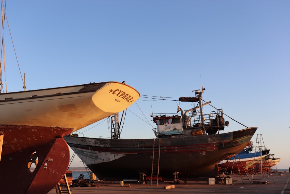 Braunes und schwarzes Boot tagsüber auf See