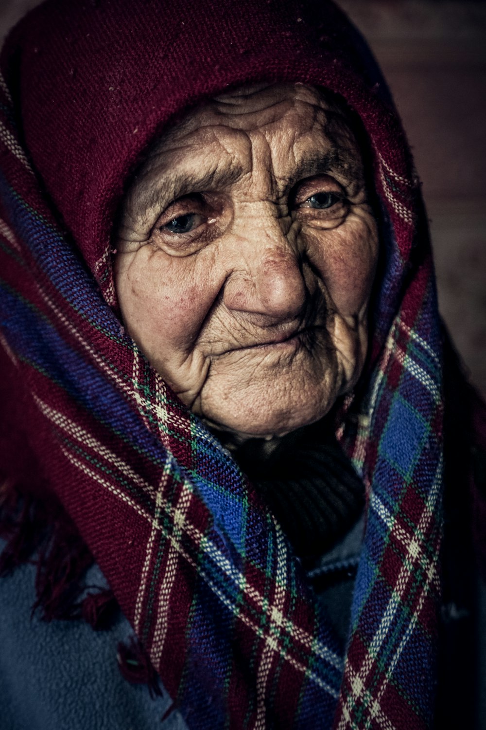 Mujer con hiyab rojo y azul