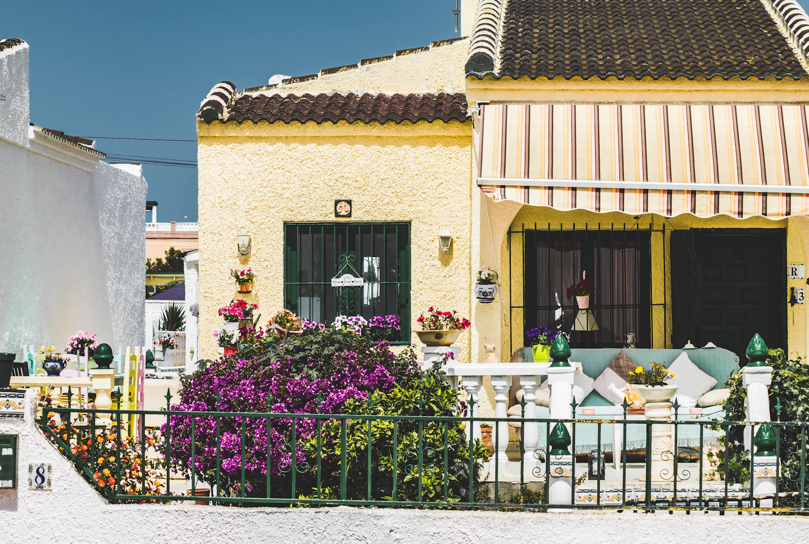 Casa española con buganvilla en flor
