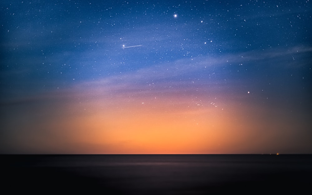 cielo azul y nubes blancas