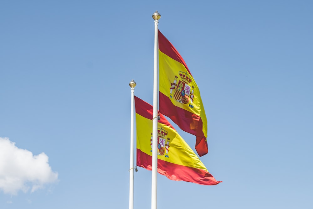 Foto zum Thema Eine spanische Flagge weht vor einem Gebäude – Kostenloses  Bild zu Flagge auf Unsplash
