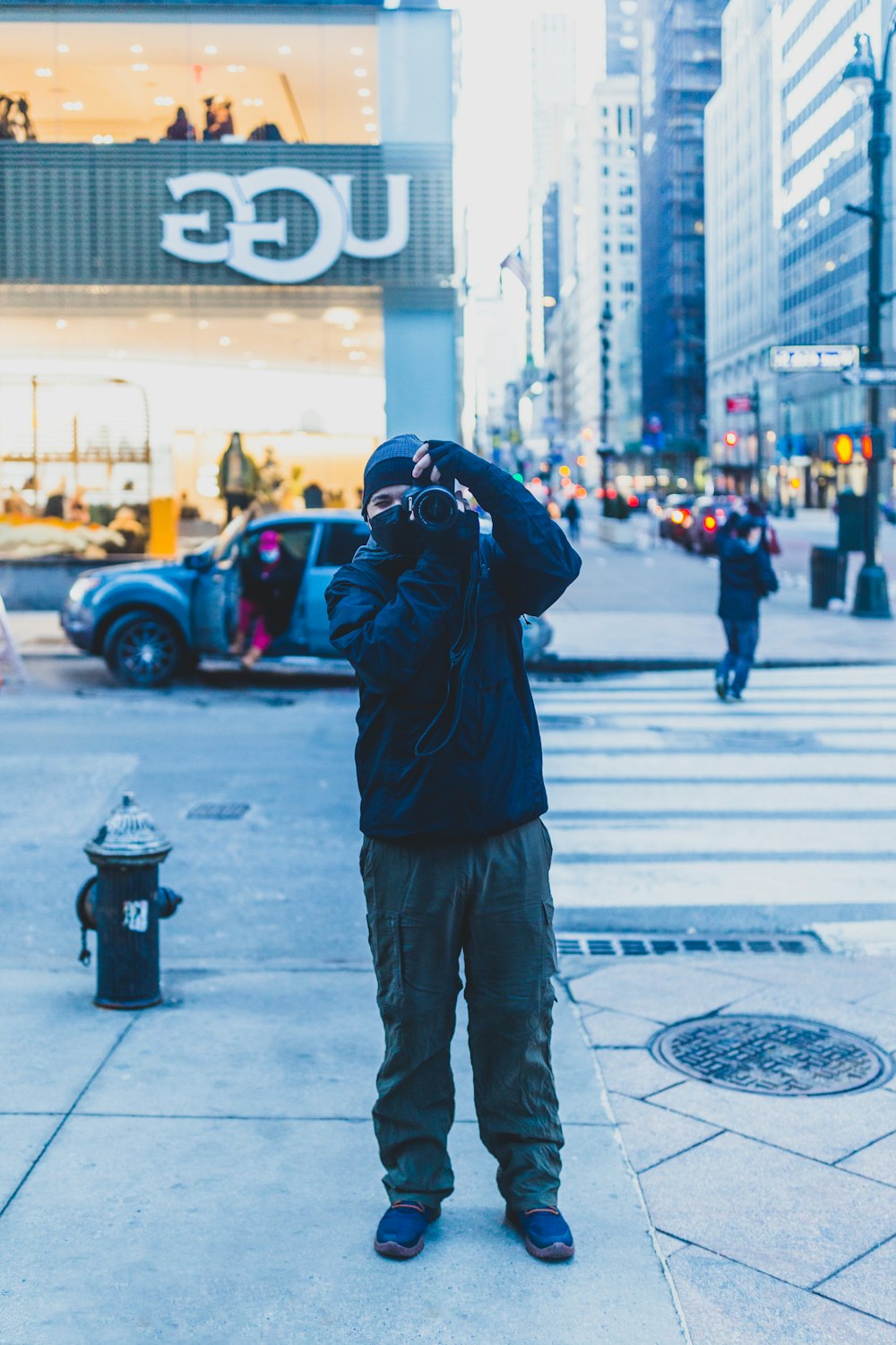 Mann in schwarzem Kapuzenpullover tagsüber auf Fußgängerzone