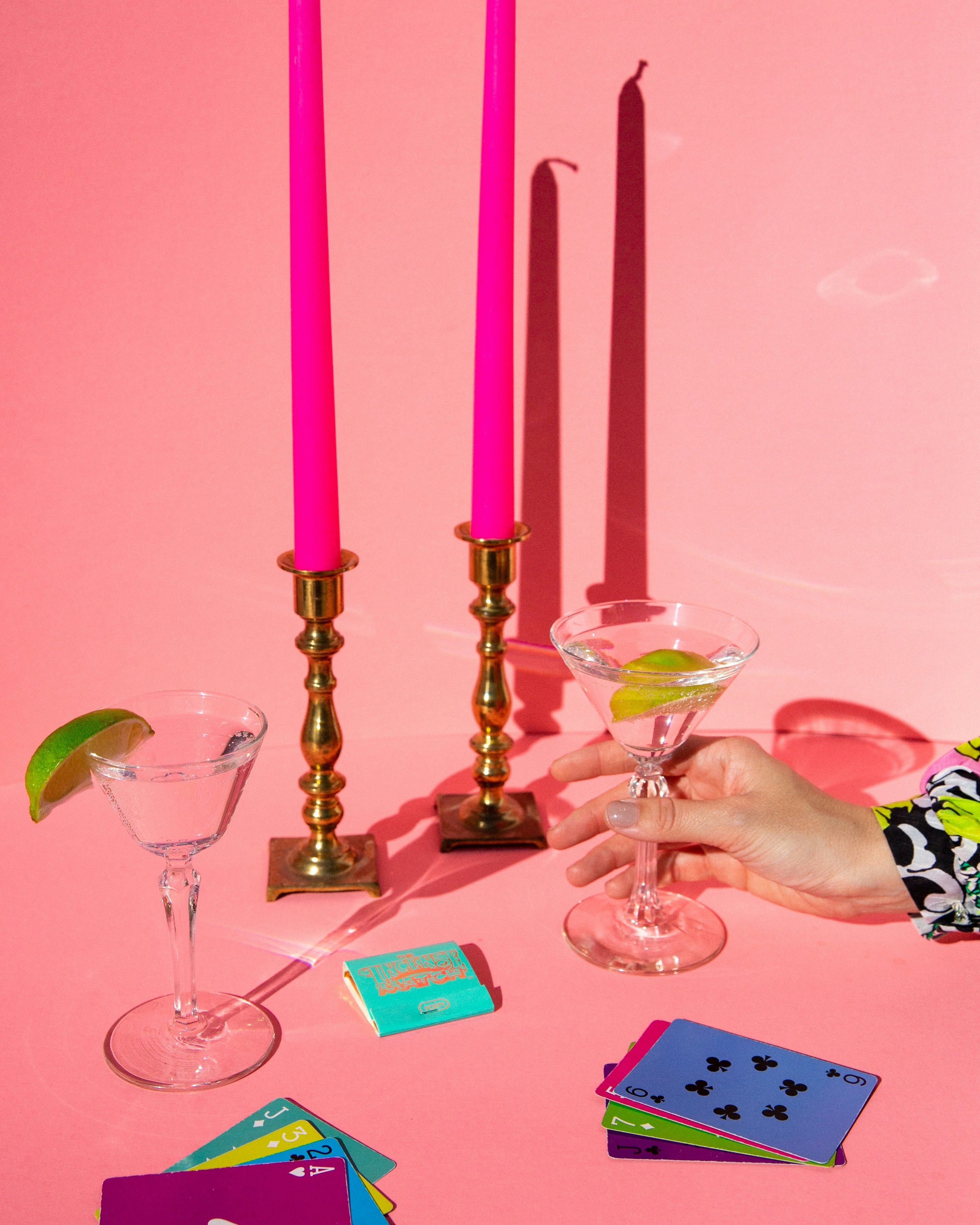 透明なガラスのキャンドル ホルダーにピンクのキャンドルの写真 Unsplashの無料写真