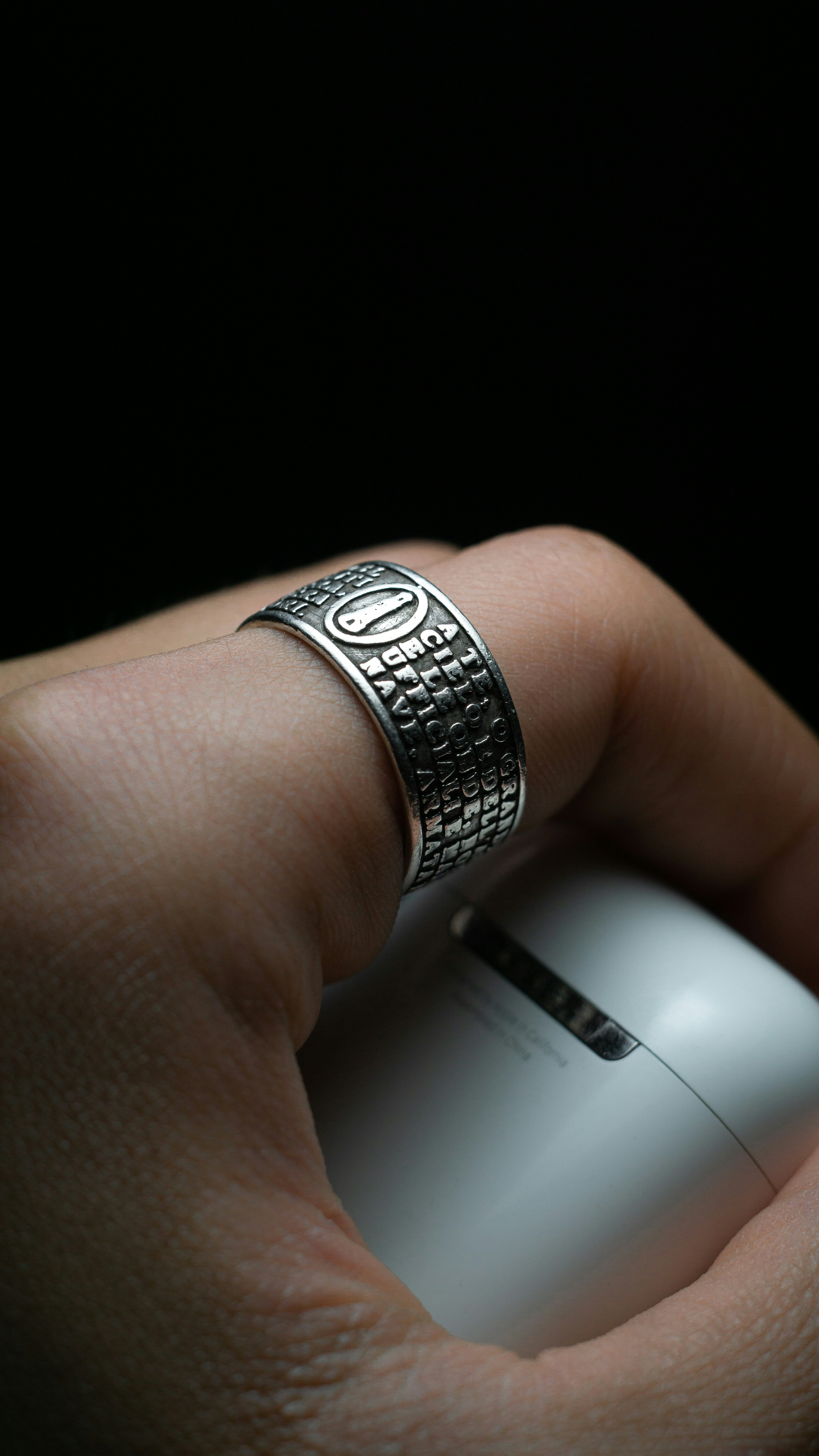 wedding rings close-up, ilustrasi artikel Capture Every Moment: Your Essential Wedding Shot List Guide 5