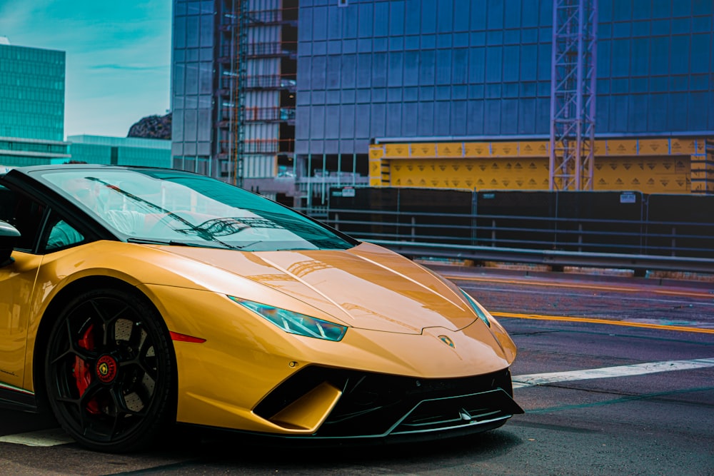 Lamborghini Aventador jaune sur la route pendant la journée