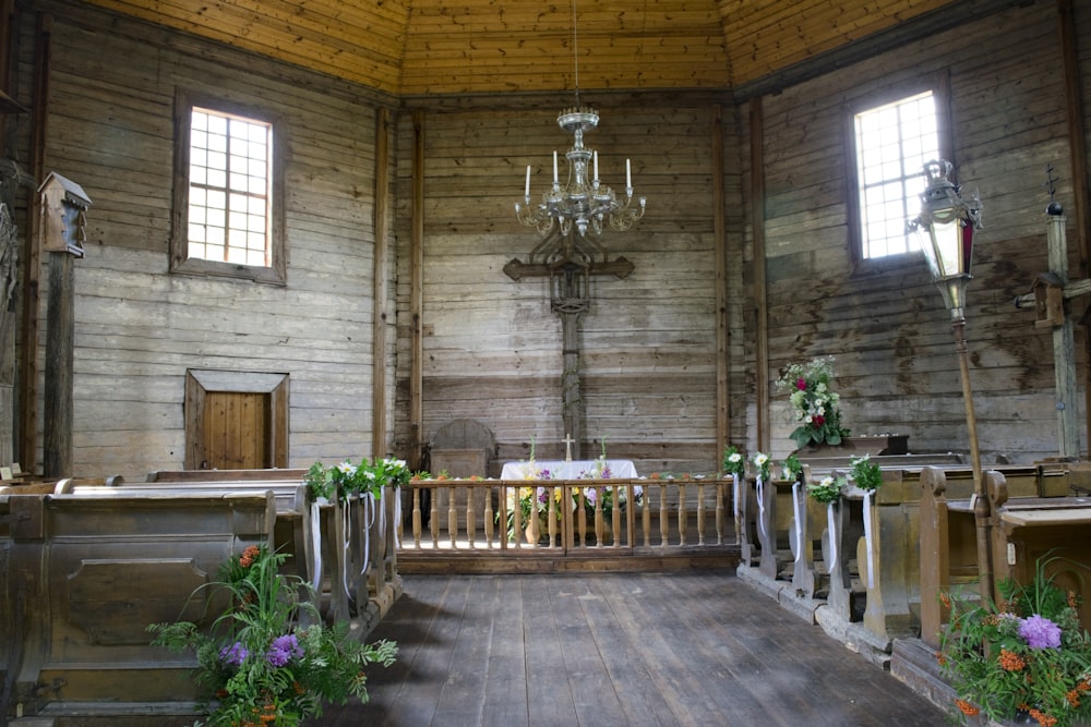 Iglesia de madera blanca y marrón