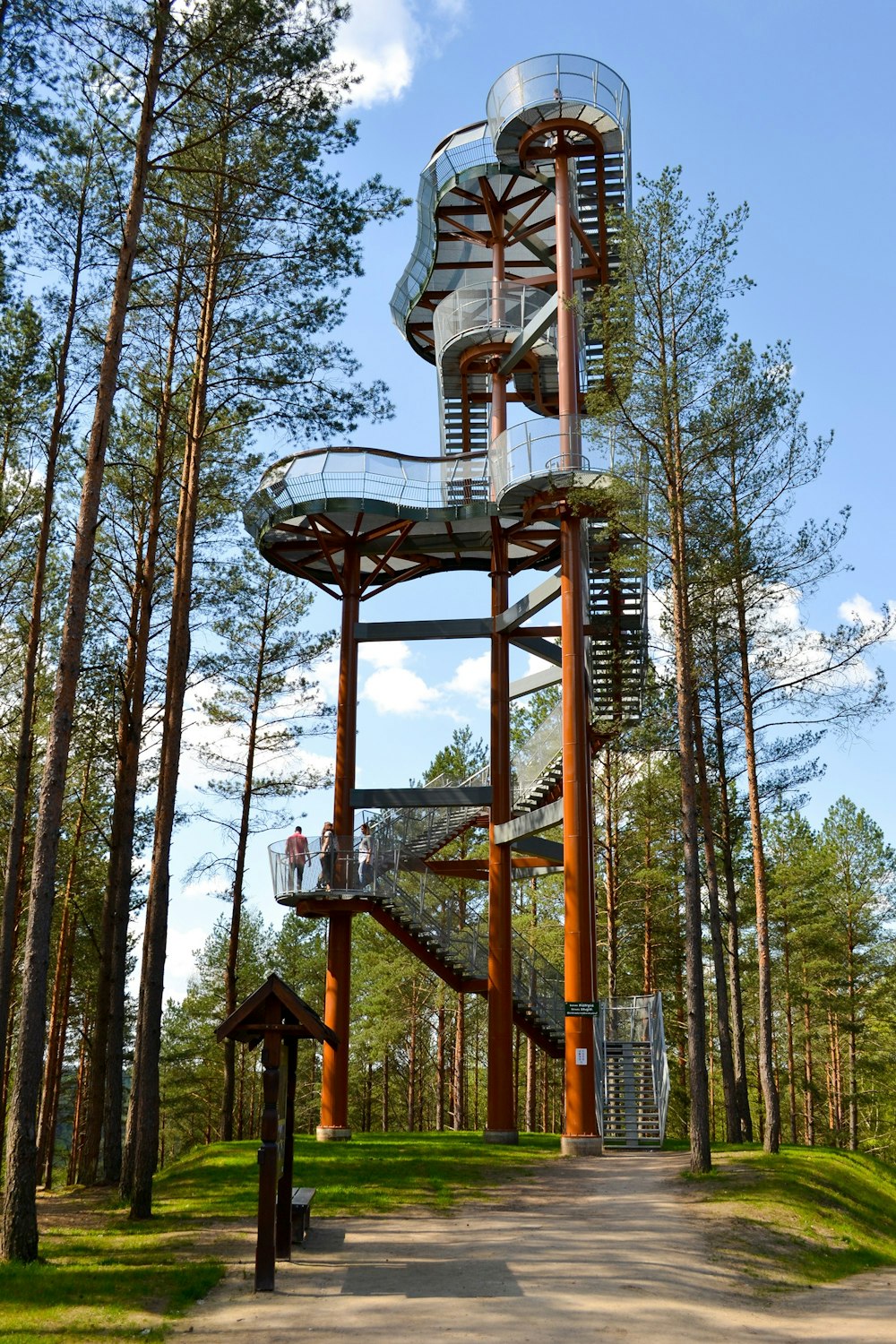 Brauner Metallturm in der Nähe von Bäumen tagsüber