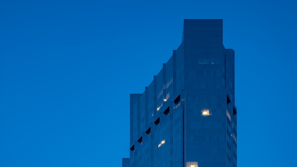 Edificio de hormigón azul y blanco