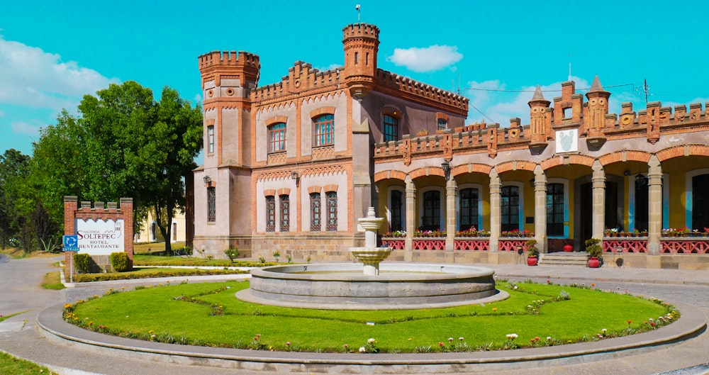 Edificio de hormigón marrón y blanco