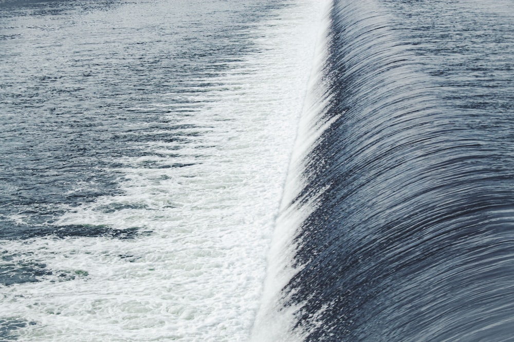 onde d'acqua che colpiscono la riva