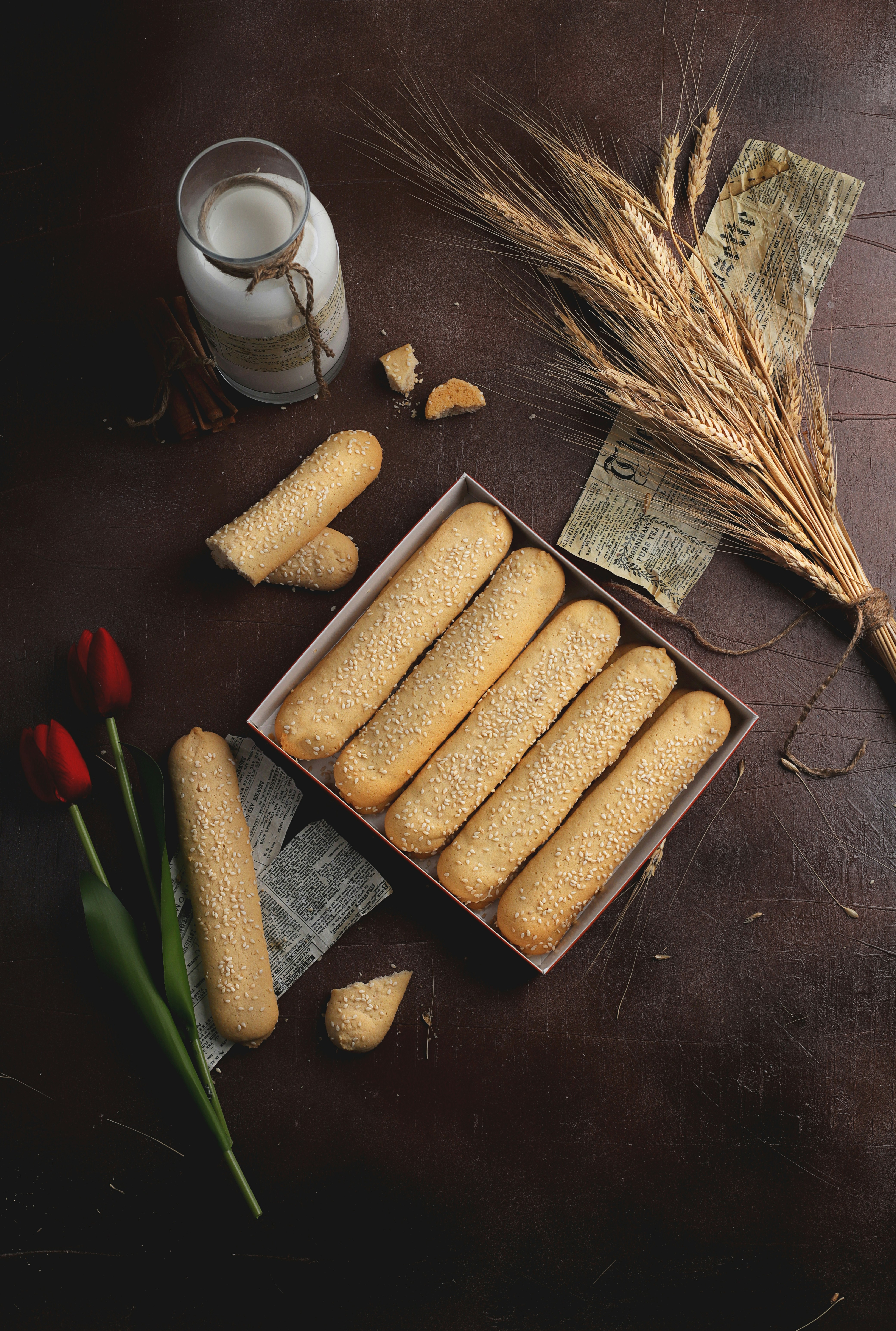 黒い木製のテーブルに茶色の食べ物の写真 Unsplashの無料パン写真