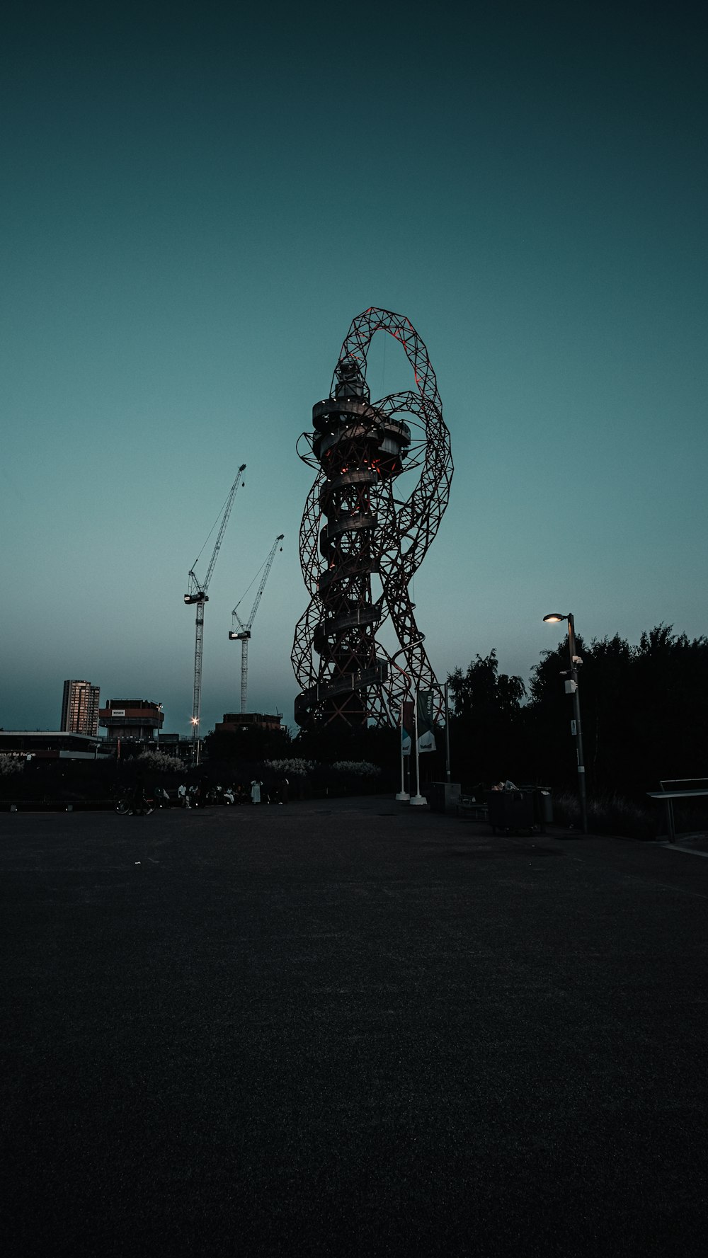 silhouette di alberi ed edifici durante il tramonto