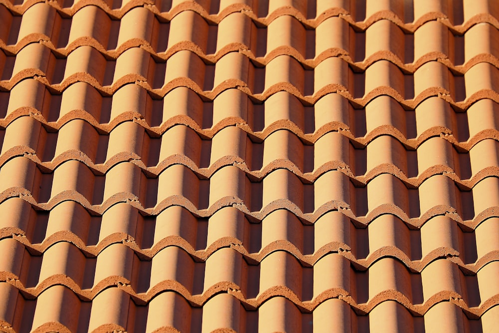クローズアップ写真の茶色の屋根瓦