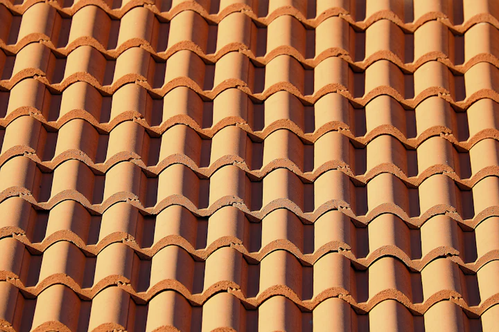 Rangées de tuiles en bon état (photo d'illustration)